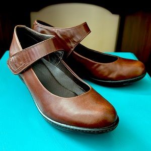 Dansko 👠 Bess Brown leather Mary Janes low heeled shoes